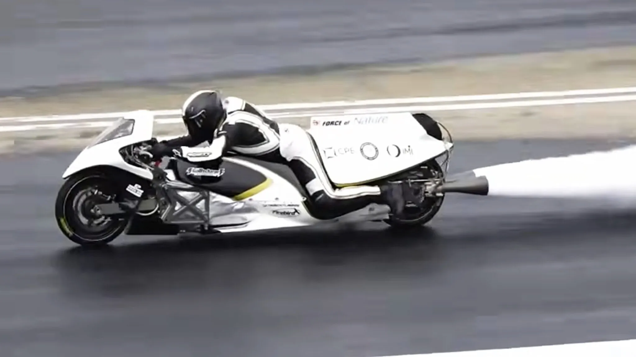 Motor bertenaga uap yang akselerasinya setara dengan jet tempur. Foto: carscoops. 