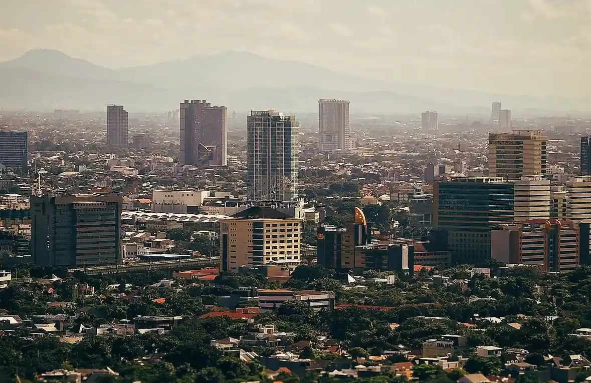 Indonesia menghadapi semakin banyak hari dengan panas dan kelembapan ekstrem akibat krisis iklim. Laporan terbaru Climate Central memperingatkan kondisi ini meningkatkan risiko penyakit, terutama bagi masyarakat yang beraktivitas di luar ruangan dan tinggal di kota-kota besar. Foto: IG @madariyanhadi.
