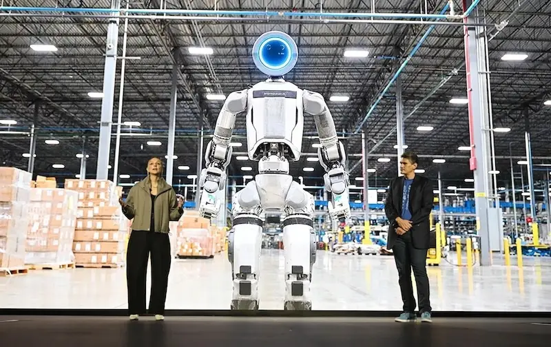 Ilustrasi pelibatan robot dengan kecerdasan buatan dalam produksi mobil. Foto: carscoops. 