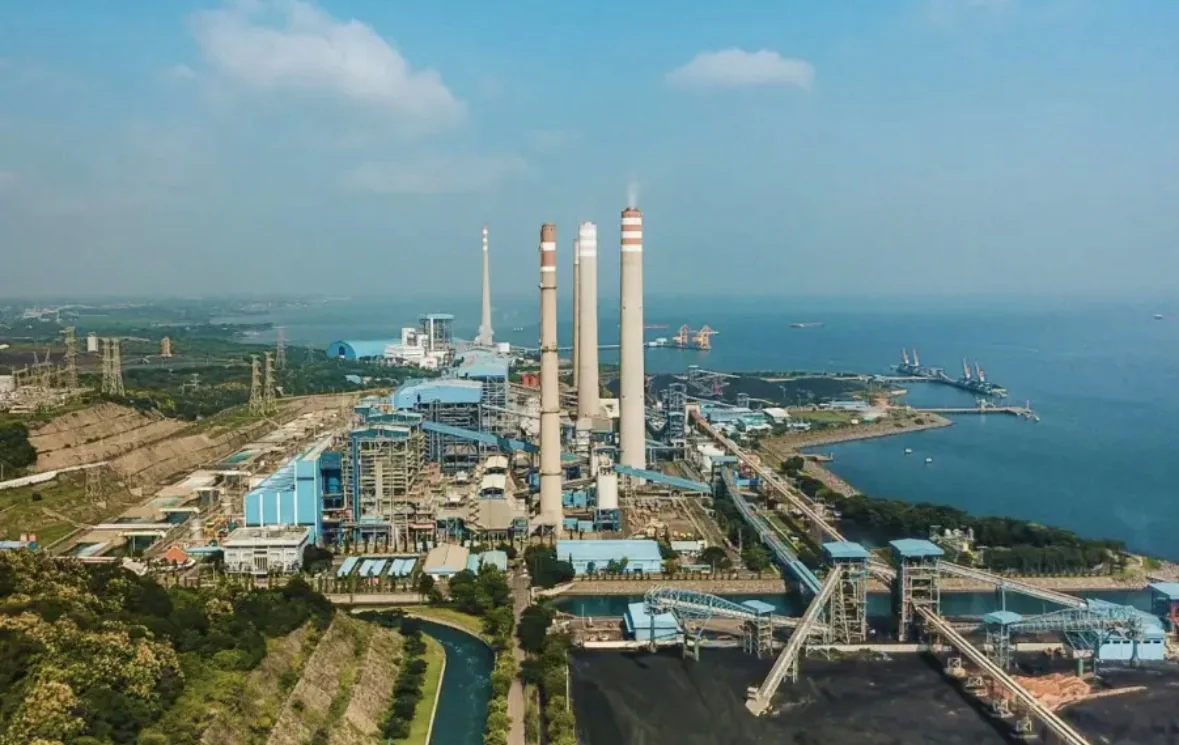 Blackout di Sumatera hingga Jawa-Bali dinilai bukan sekadar gangguan teknis. IEEFA menyebut peristiwa itu menjadi alarm rapuhnya sistem kelistrikan nasional dan mendesak pemerintah mempercepat pengembangan PLTS atap sebagai penopang ketahanan energi. Foto: Dok. PLN.