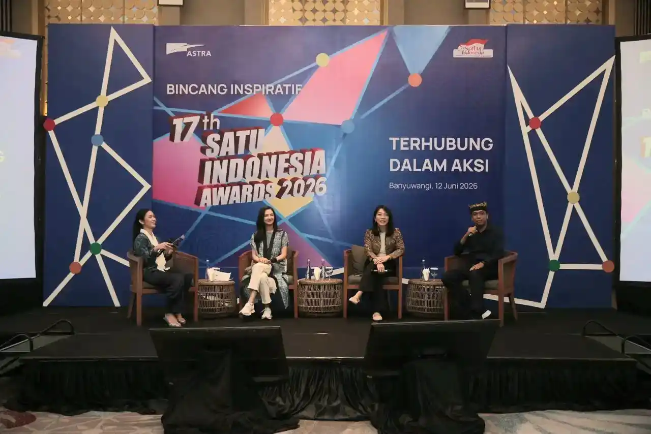 Dewan Juri sekaligus Staf Khusus Menkomdigi RI Raline Shah (kedua kiri), Head of Corporate Communications Astra Windy Riswantyo (kedua kanan) serta Penerima Apresiasi SATU Indonesia Awards 2021 sekaligus Penggerak Desa Sejahtera Astra Lali Gadget Sidoarjo Achmad Irfandi (kanan) berbagi cerita dalam acara Bincang Inspiratif 17th SATU Indonesia Awards 2026 “Terhubung Dalam Aksi” di Banyuwangi pada Jumat, 12 Juni 2026. Foto: Dok Astra.