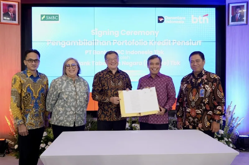 Direktur Utama PT Bank SMBC Indonesia Tbk. Henoch Munandar (tengah) bersama Direktur Utama PT Bank Tabungan Negara (Persero) Tbk. Nixon L.P. Napitupulu (dua kanan) dalam Seremoni Kolaborasi Strategis Pengalihan Portofolio Kredit Pensiun antara SMBC Indonesia dan BTN di Jakarta. Doc.SMBC