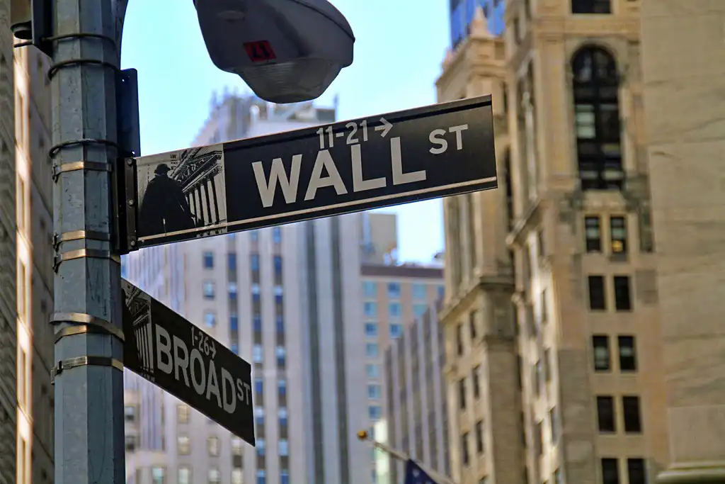 Wall Street bergerak datar saat saham teknologi seperti Nvidia, Micron, dan Applied Materials terkoreksi di tengah kekhawatiran valuasi. Foto: PxHere.
