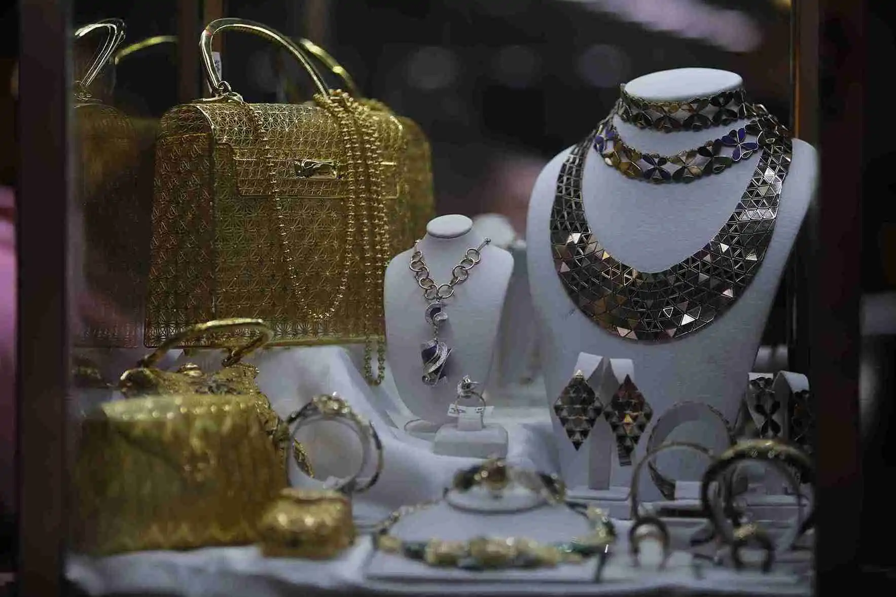Harga emas naik didorong data tenaga kerja AS yang lebih lemah dan sinyal inflasi mereda dari The Fed. Investor kini menanti laporan payroll. Foto: Dok. KabarBursa.