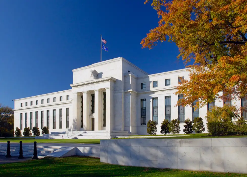 Pertumbuhan lapangan kerja di Amerika Serikat melambat di bawah ekspektasi pasar. Stockbit menilai kondisi ini dapat membuat The Fed mengurangi sikap hawkish, membuka peluang sentimen positif bagi rupiah, IHSG, dan aset berisiko lainnya. Foto: federalreserve.gov.