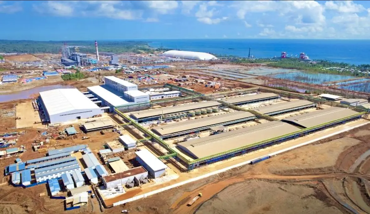 Fasilitas pengolahan nikel PT Halmahera Persada Lygend (HPL) milik Harita Nickel di Pulau Obi, Maluku Utara. Perseroan menyebut pabrik nikel sulfat tersebut merupakan yang pertama di Indonesia sekaligus memiliki kapasitas produksi terbesar di dunia. Foto: Dok. Harita Nickel