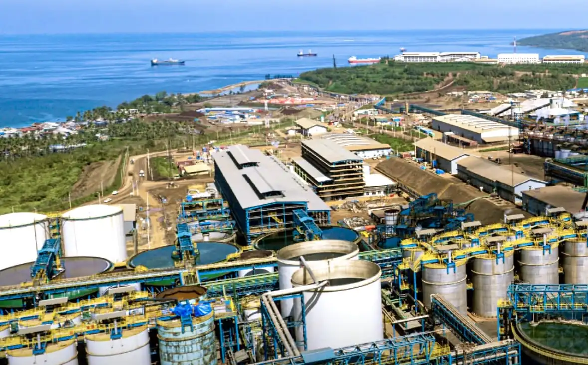 Kawasan operasional dan fasilitas pengolahan nikel milik Harita Nickel di Pulau Obi, Maluku Utara. Perseroan terus memperkuat kapasitas hilirisasi untuk memasok bahan baku industri baterai kendaraan listrik. Harita Nickel menyebut baterai nikel dan LFP memiliki segmen pasar berbeda. NCKL optimistis permintaan MHP dan nikel sulfat tetap tumbuh. Foto: Instagram @harita.nickel